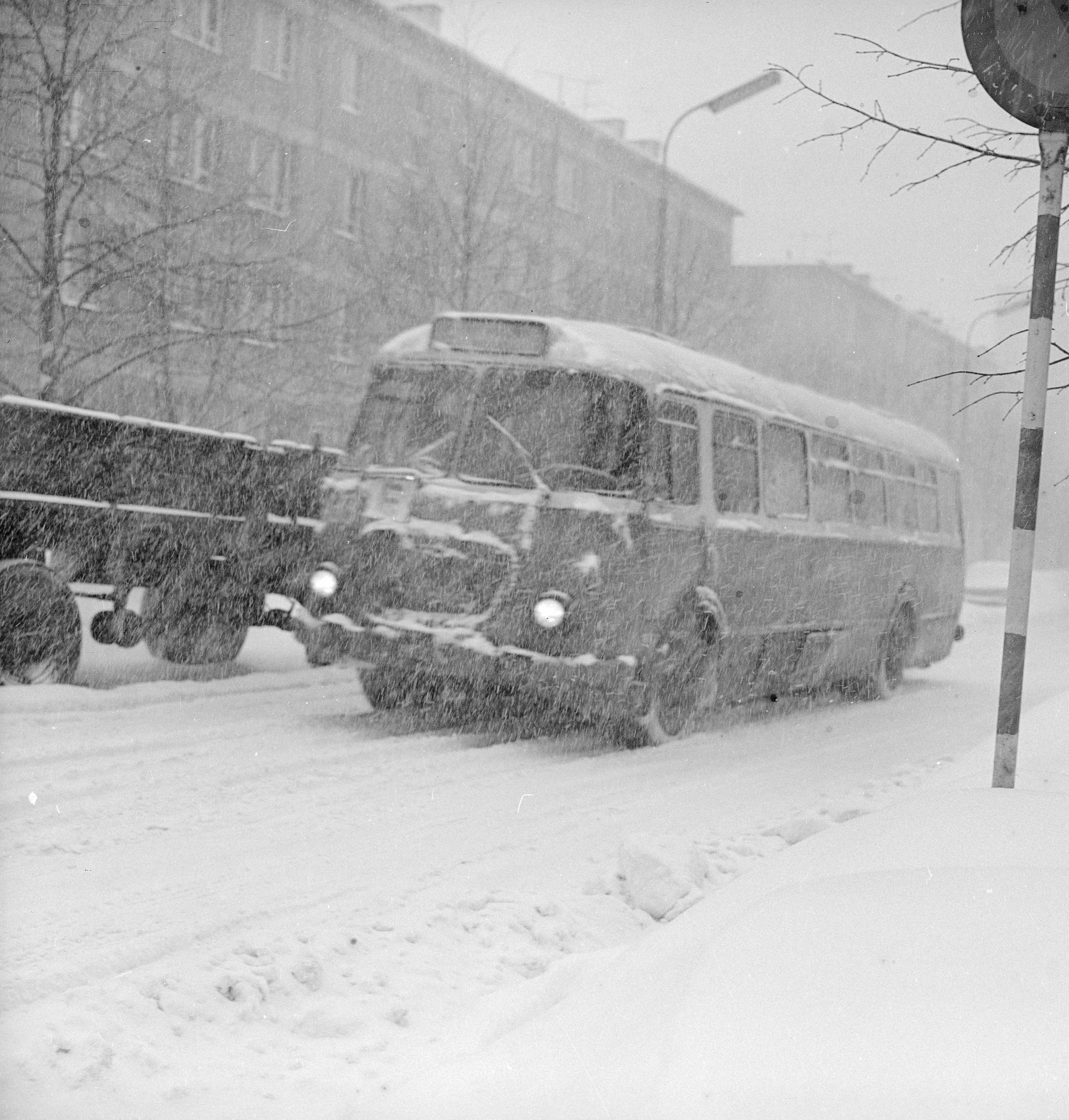 Autobus Jelcz 272 MEX linii „E” na zasypanej ulicy, Warszawa – Wierzbno, 1979